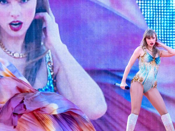 Taylor Swift Bests K-Pop Band to Stay No. 1 for Seventh Week