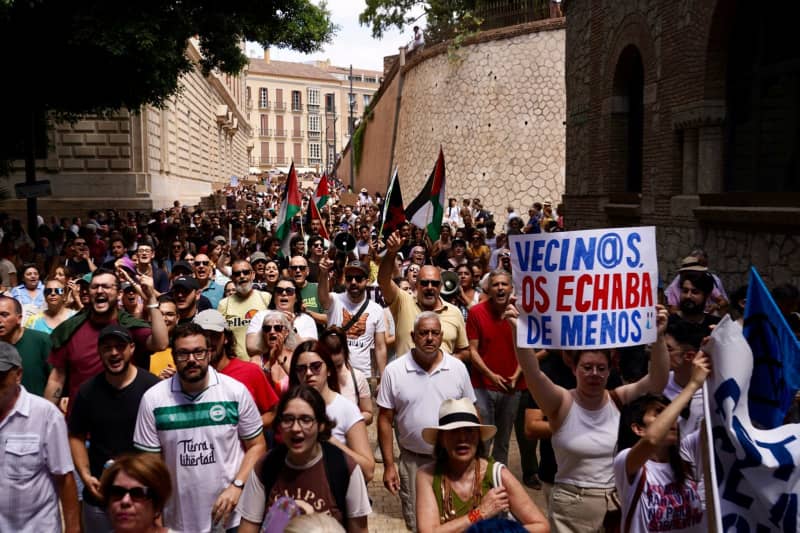 Thousands in Málaga protest against mass tourism