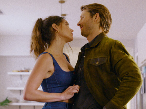 Watch Glen Powell and Adria Arjona Fight and Flirt in ‘Hit Man’