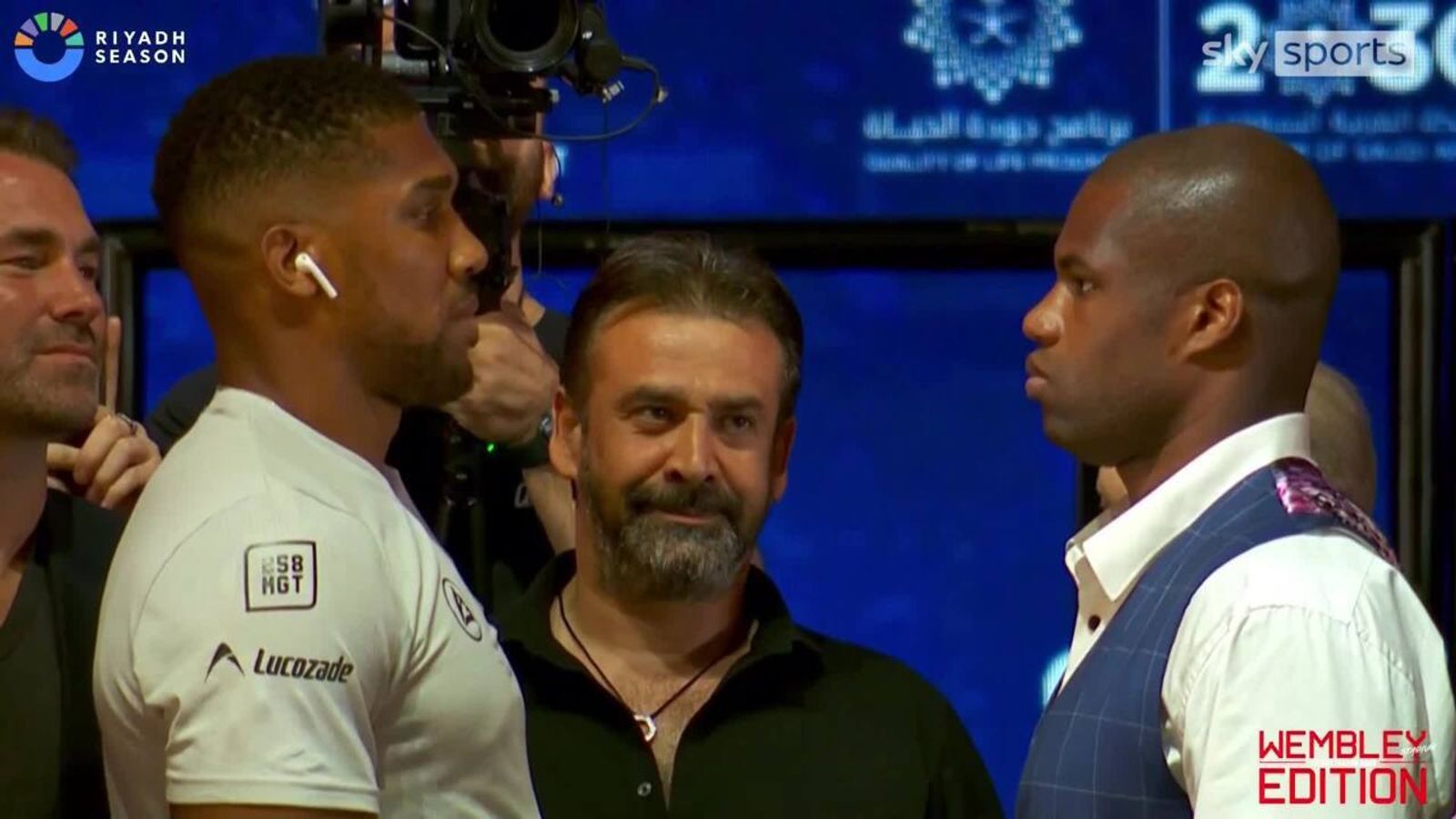 'Who is going to look away first?' | AJ and Dubois' intense face-off! 'Who is going to look away first?' | AJ and Dubois' intense face-off!