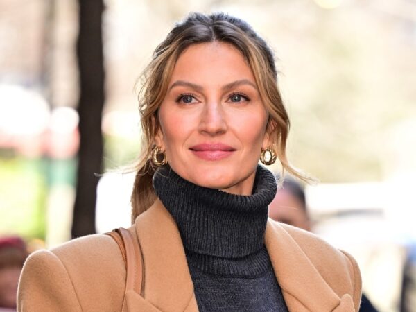 Gisele Bündchen Impresses Fans With ‘Magically Stunning’ Swimsuit Photos From Brazilian Getaway