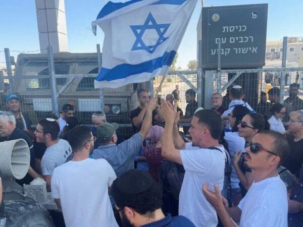 Israeli protesters enter army base after soldiers held over Gaza detainee abuse