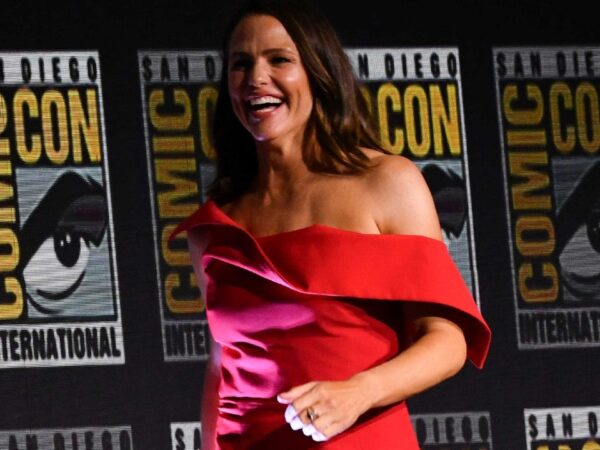 Jennifer Garner Gets Stuck in Elevator for Over an Hour at First Comic-Con