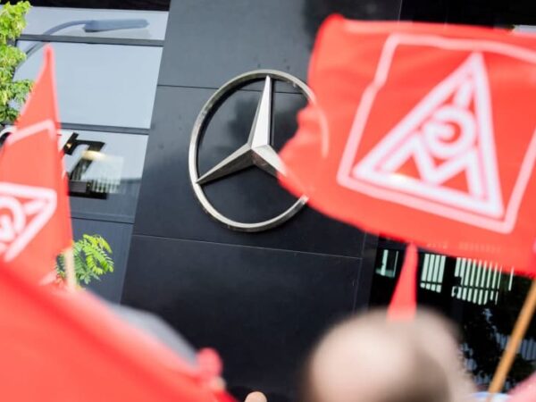 Thousands protest in Germany against sale of Mercedes dealerships