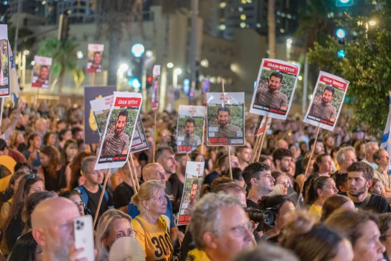 Hundreds demonstrate in Tel Aviv for hostage deal amid Doha talks Hundreds demonstrate in Tel Aviv for hostage deal amid Doha talks