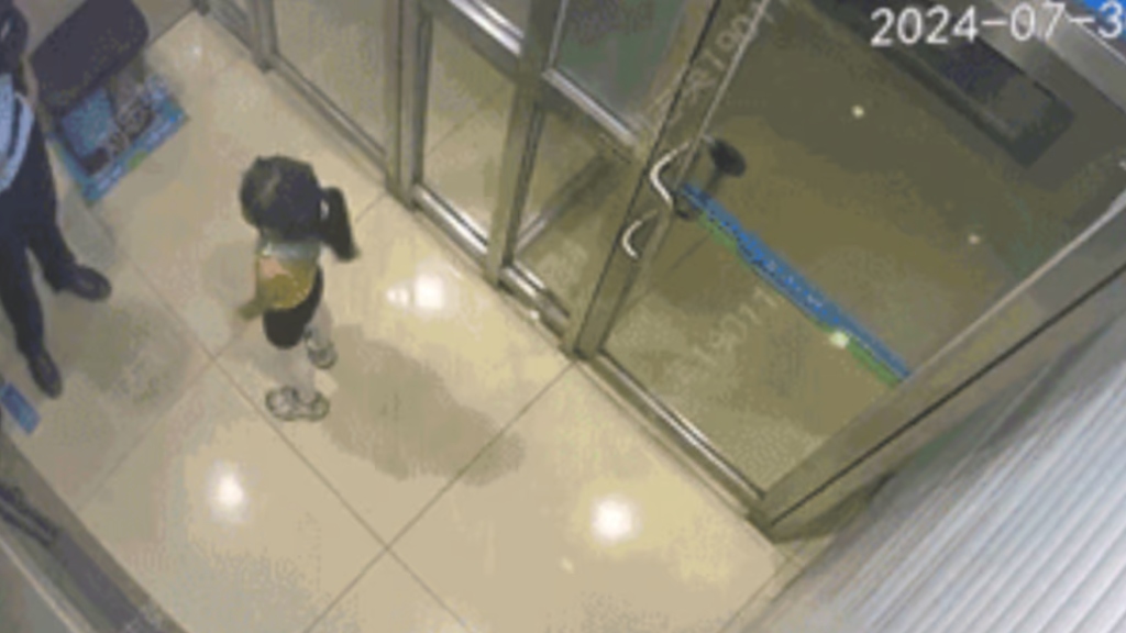 Lost Chinese girl uses ATM to reunite with her granddad Lost Chinese girl uses ATM to reunite with her granddad