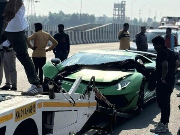 Speeding Lamborghini Aventador SVJ Crashes in India Speeding Lamborghini Aventador SVJ Crashes in India