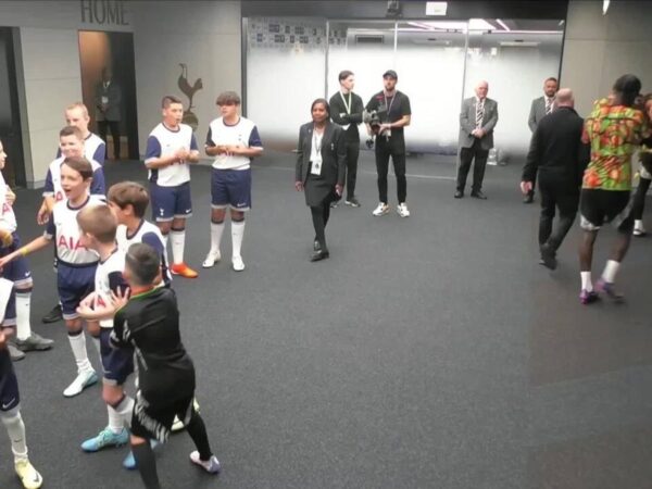 Arsenal mascot shoves Spurs mascot in the tunnel!