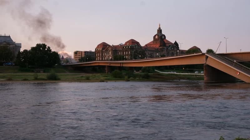 Dresden hastens to blast section of collapsed bridge before floods Dresden hastens to blast section of collapsed bridge before floods