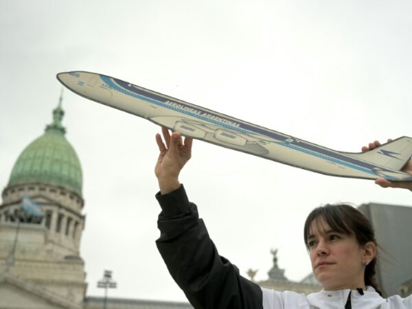 Milei moves to privatize flag carrier in standoff with unions