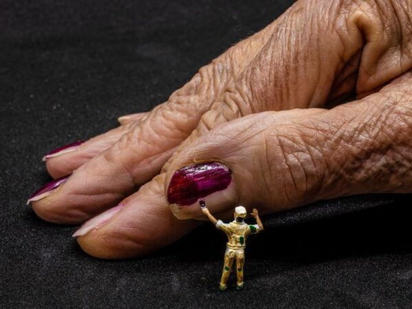 Mum’s helping hand in daughter’s photo prize bid