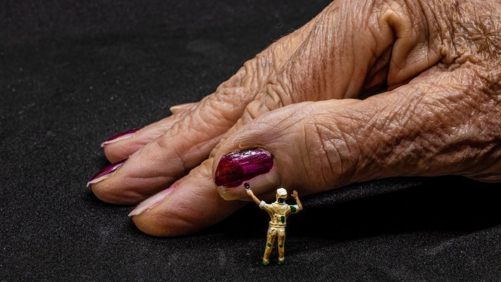 Mum’s helping hand in daughter’s photo prize bid Mum’s helping hand in daughter’s photo prize bid