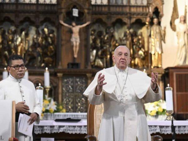 Pope Francis calls for solidarity against religious extremism