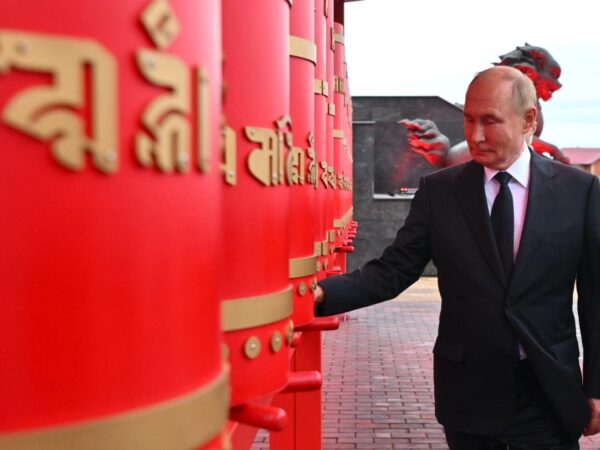 Putin arrives in Mongolia, a member of the ICC that issued an arrest warrant for him Putin arrives in Mongolia, a member of the ICC that issued an arrest warrant for him