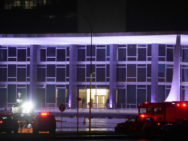 At least 1 explosion outside Brazil’s Supreme Court leaves 1 dead, forces evacuation