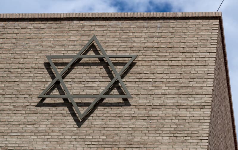 German coalition, opposition agree on anti-Semitism crackdown German coalition, opposition agree on anti-Semitism crackdown