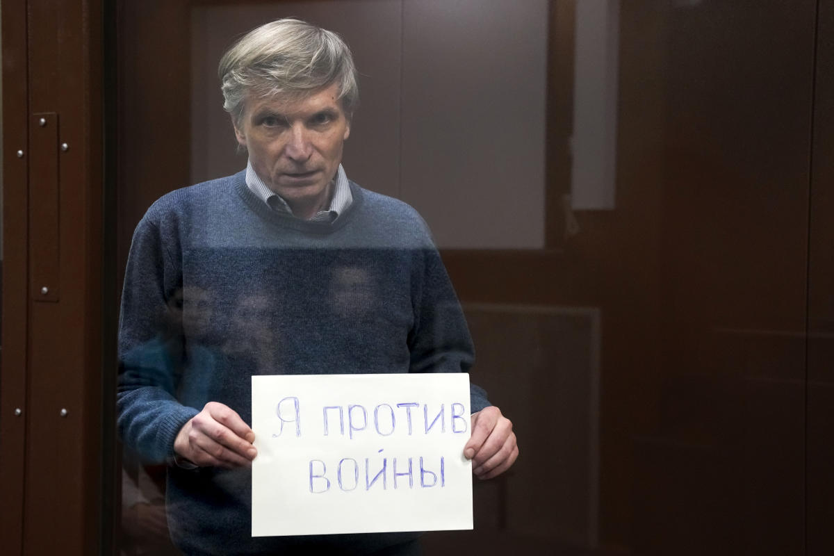Imprisoned Kremlin critic stands a second trial for opposing Ukraine war Imprisoned Kremlin critic stands a second trial for opposing Ukraine war