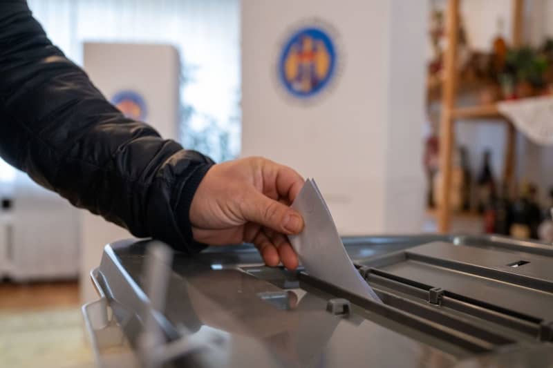 Polls close in Moldovan run-off amid claims of Russian interference