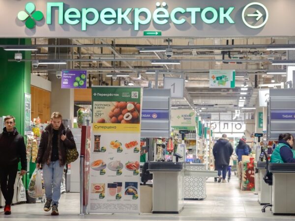 Russian hypermarkets struggle as online sales soar