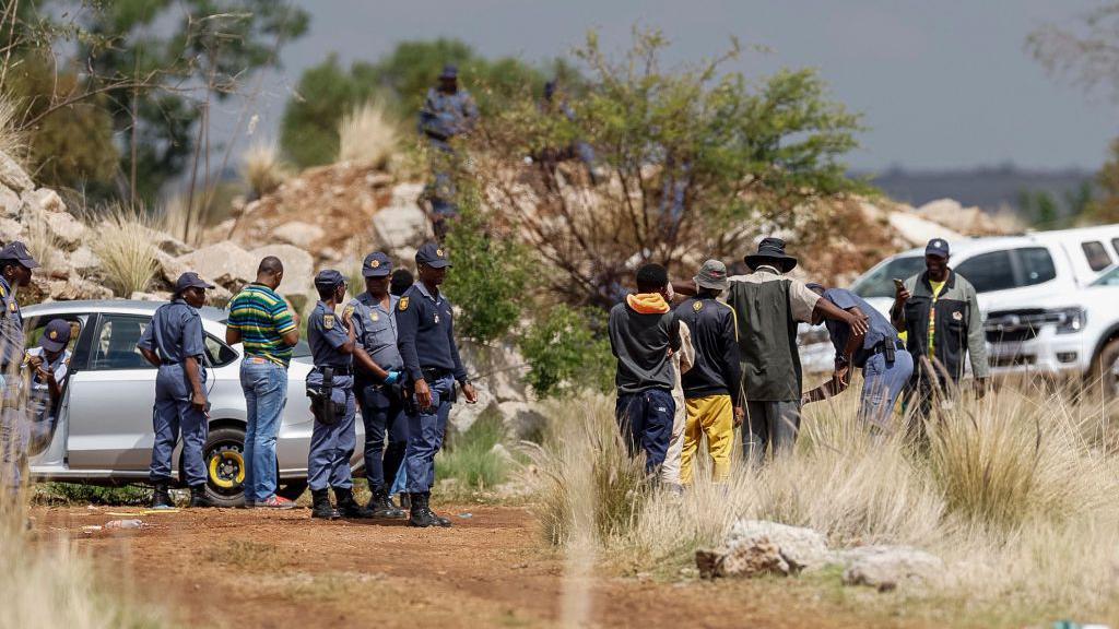 South Africa cuts supplies to thousands of illegal miners South Africa cuts supplies to thousands of illegal miners