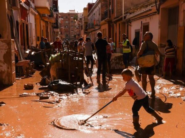 Spain sends 500 more troops to Valencia as anger grows over lack of support