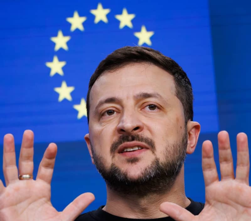 Zelensky says Ukraine struck by 900 bombs in the space of one week