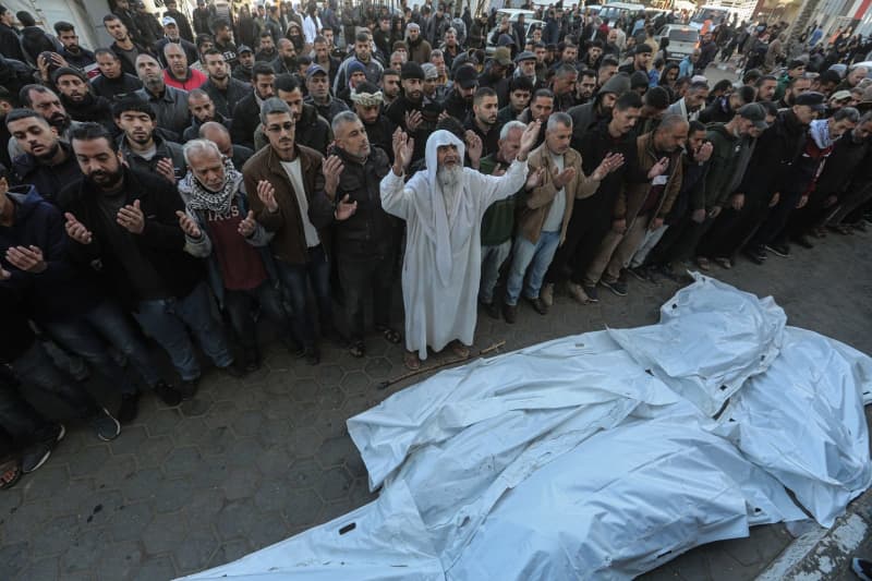 Around 30 reported killed in renewed Israeli strikes on Gaza Strip Around 30 reported killed in renewed Israeli strikes on Gaza Strip