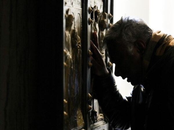 Pilgrims traverse Vatican Holy Door as Christmas marks the start of the 2025 Holy Year