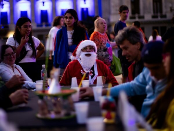 Thousands attend Christmas charity dinner in Buenos Aires