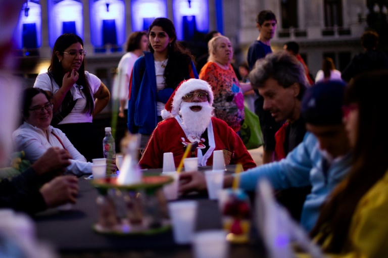 Thousands attend Christmas charity dinner in Buenos Aires Thousands attend Christmas charity dinner in Buenos Aires