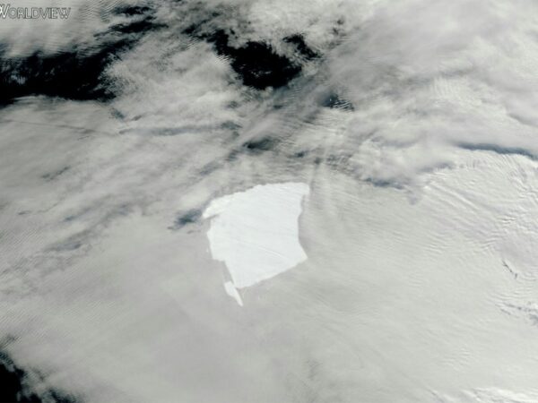 First major chunk breaks off world’s biggest iceberg