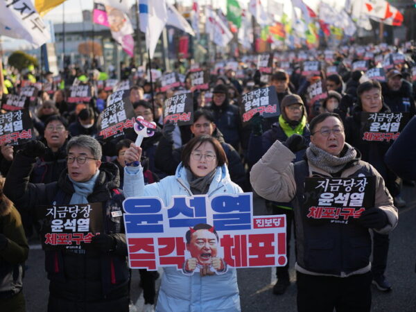 Impeached President Faces Down Detention Bid, Stoking South Korea’s Crisis