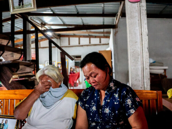 In Thailand, Faraway Vigil for Hostages Ends in Happy Tears