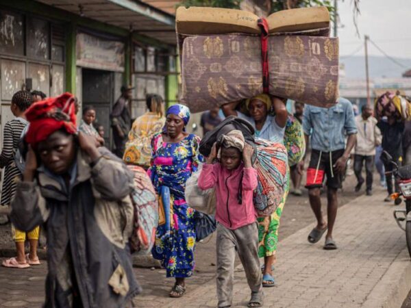 Thousands flee as rebels close in on key DR Congo city