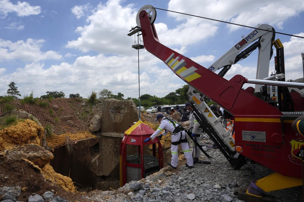Why did 87 miners die trapped underground in South Africa as police tried to force their surrender? Why did 87 miners die trapped underground in South Africa as police tried to force their surrender?