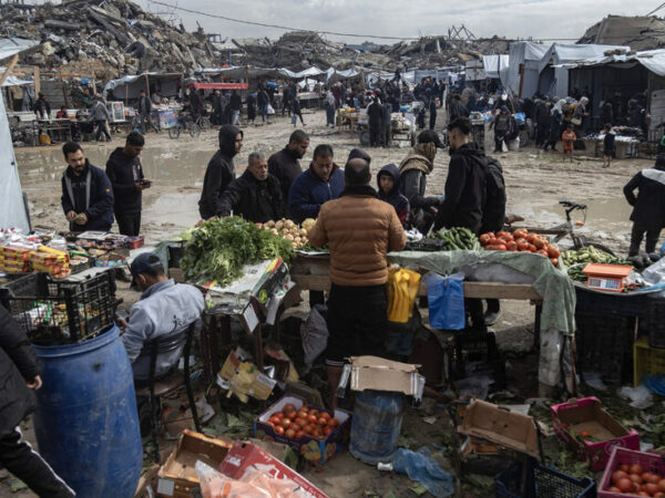 Gazans Returning Home to Jabaliya Embrace Reopened Market