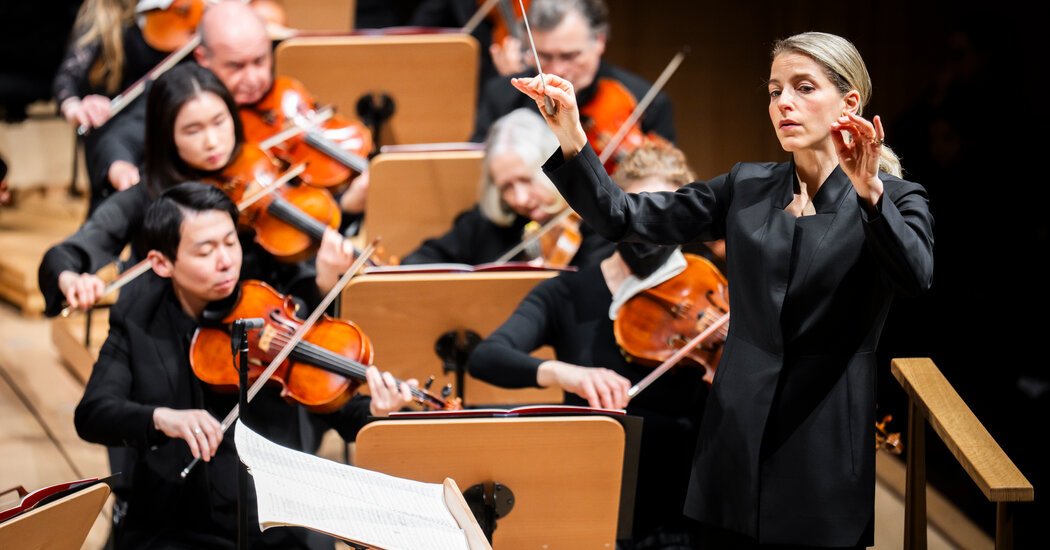 Review: Karina Canellakis Hushes the New York Philharmonic
