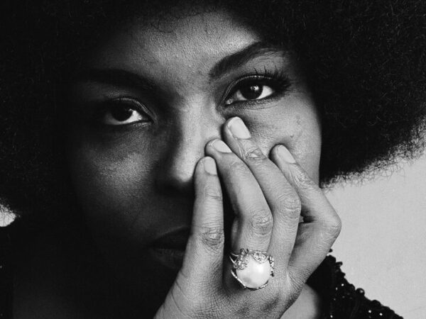 Roberta Flack, Virtuoso Singer-Pianist Behind ‘Killing Me Softly,’ Dies at 88