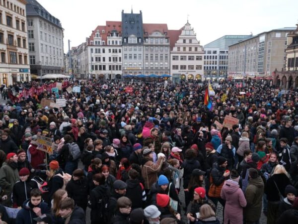 Thousands demonstrate in Germany against working with the far right