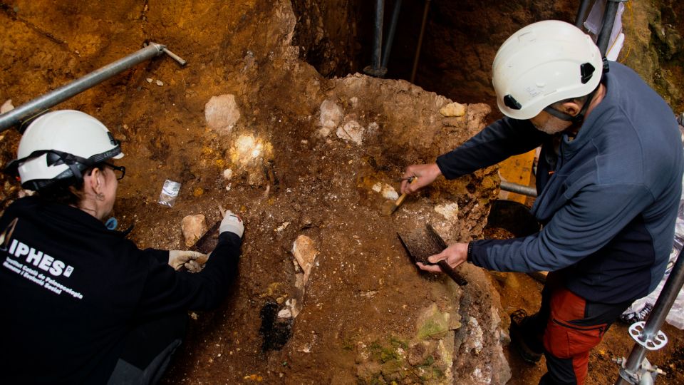 Cave discovery reveals previously unknown prehistoric human population in Europe