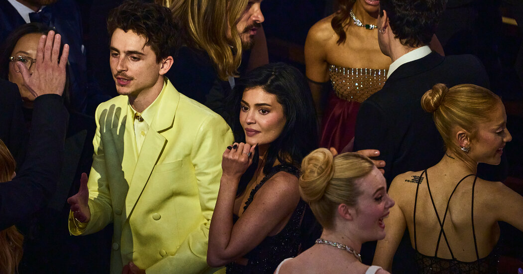 For Stars at the Oscars, a Night of Celebration and Selfies For Stars at the Oscars, a Night of Celebration and Selfies